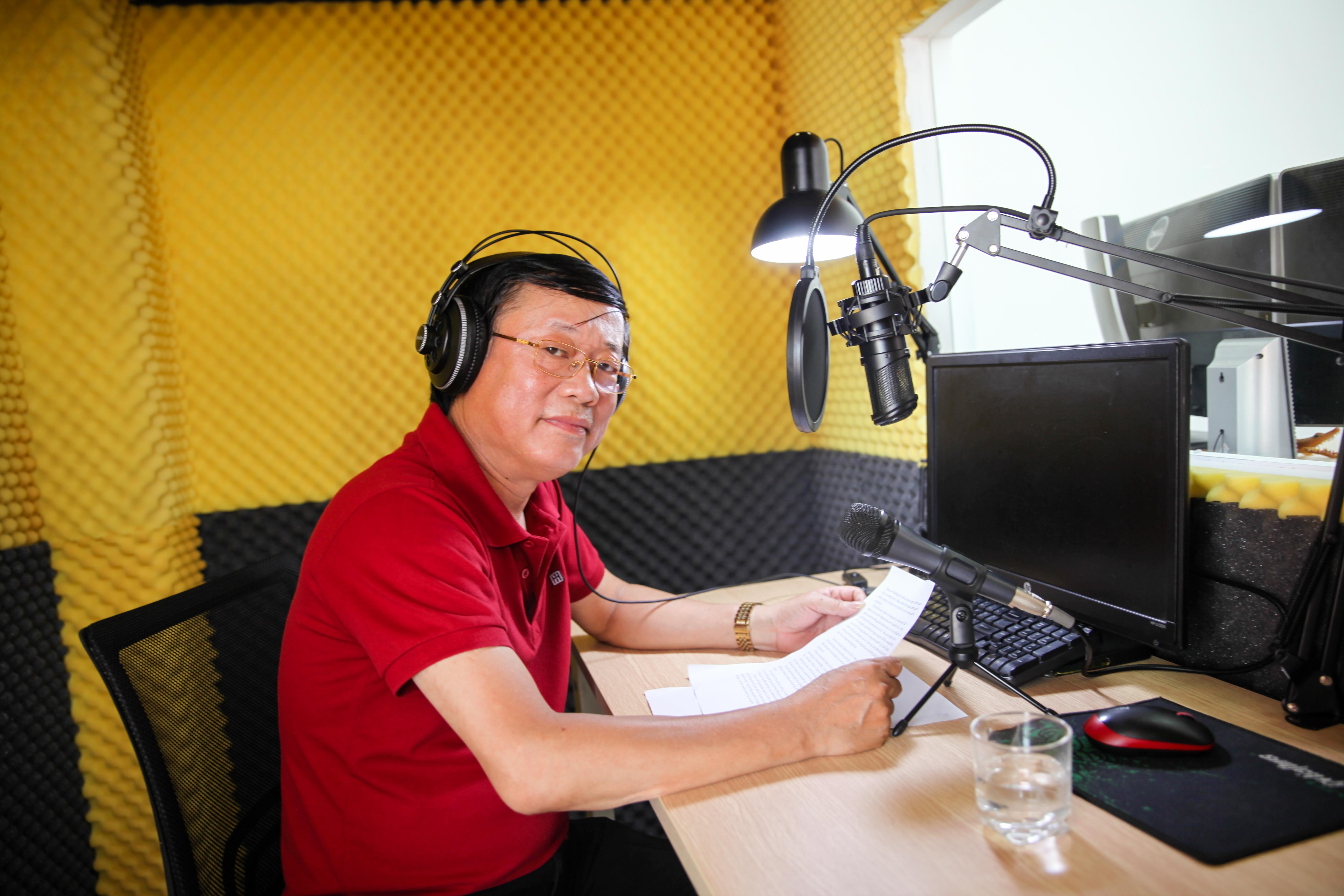 nghệ sĩ Phú Thăng làm việc tại phòng thu TVC24